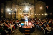 La compañía de Valladolid El Trío Caracol durante la representación de «Verano del 69 o el guateque que nunca fue», galardonado con el premio al Mejor Espectáculo de Calle de la Feria de Teatro de Castilla y León.