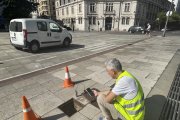 Un técnico de Aguas revisa una arqueta.