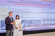 El presidente de la Diputación, Borja Suárez, y la portavoz de la institución, Inmaculada Sierra, durante la presentación del balance de gestión del plan de recuperación, transformación y resiliencia.