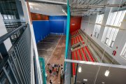 Un momento de la visita al polideportivo Lavaderos, donde han acabado las obras de rehabilitación de la cubierta.