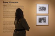 El director de Cultura y Patrimonio de Fundos, Raúl Fernández Sobrino, presenta la exposición ''Garry Winogrand: Women are Beautiful''.