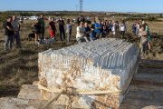 Menhir en Atapuerca en homenaje a Miguel de la Quadra-Salcedo y la Ruta Quetzal.