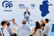 Vázquez escucha a Suárez desde la mesa junto a varios cargos públicos del PP de Burgos en la comida en Villalbilla.