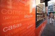 Imagen de una agencia inmobiliaria de la capital burgalesa este verano.