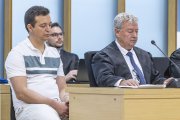 Javier Lázaro Hernando, junto a su abogado, Ramiro Canivell, en la Audiencia Provincial.