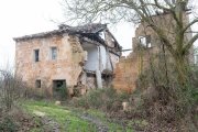 Edificio en ruinas en un pueblo de la provincia burgalesa.