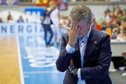 Fisac se lamenta durante el partido ante Baskonia en el Coliseum.