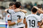 David González se abraza con Vilarrasa tras anotar el único gol del encuentro.