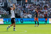 Pablo Galdames mira al cielo en un gesto de impotencia durante el partido en El Plantío ante el Granada.