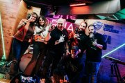 Los ganadores de la duodécima edición del Concurso de Música en Directo de La Rúa con Jacho, gerente de la sala.