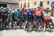 Imagen de la salida de la primera etapa de la Vuelta a Burgos femenina 2023.