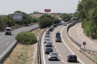 Numerosos vehículos circulan por la A-62 a su paso por la localidad vallisoletana de Simancas en el comienzo de la Operación Salida del mes de agosto.