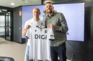 Víctor Mollejo posa junto a Michu.
