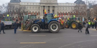 Tractores burgaleses frente al Ministerio de Agricultura.