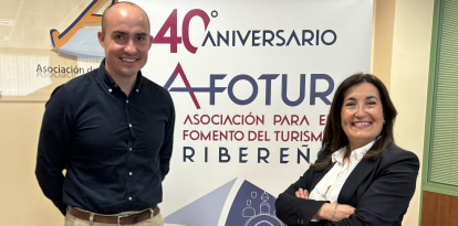 Enrique Espinel, de Civitatis, con la presidenta de Afotur, Mercedes Calvo