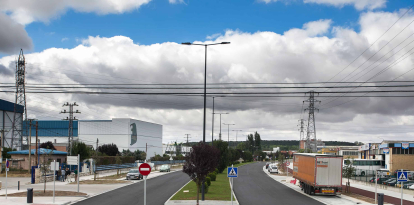 La fase IV de Alcalde Martín Cobos recién asfaltada, a falta de la señalización horizontal. TOMÁS ALONSO