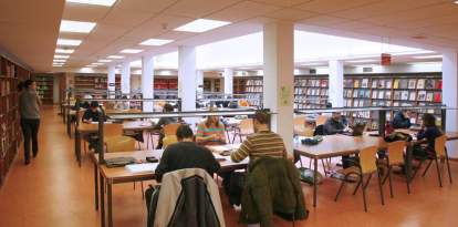 Estudiantes en la sala de estudio de la Facultad de Humanidades de la Universidad de Burgos.-ISRAEL L. MURILLO