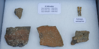 Restos neolíticos localizados en el yacimiento de Mirador. La cerámica con el dibujo del sol apareció junto a la mesita de pintura rupestre.
