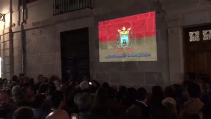 Cientos de personas cantan a coro el Himno a Burgos frente a la Vermutería Victoria el pasado sábado, coincidiendo con el Fin de Semana Cidiano