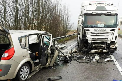 Los dos vehículos chocaron frontalmente en la N-623. BOMBEROS DE BURGOS