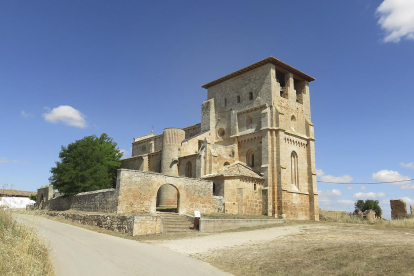 La iglesia de Santiago Apóstol de Villamorón impone por su magnitud, su altura y su recia arquitectura del primer gótico castellano / DARÍO GONZALO.