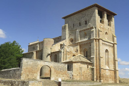 La iglesia de Santiago Apóstol de Villamorón impone por su magnitud, su altura y su recia arquitectura del primer gótico castellano / DARÍO GONZALO.