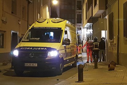 El individuo fue finalmente trasladado en ambulancia al hospital de Aranda.-L. VELÁZQUEZ
