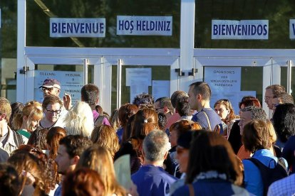 Aspirantes a las oposiciones de Secundaria a las puertas del IES Eras de Renueva de León, en  junio de 2015.-ICAL