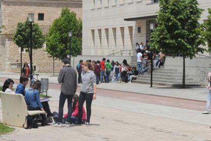 Un grupo de alumnos conversa frente al acceso a la Biblioteca Central de la UBU.-ISRAEL L. MURILLO