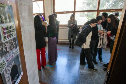 El Instituto Cardenal López de Mendoza vuelve a acoger de manera presencial el congreso de jóvenes investigadores Iminjo. Reúne a 64 estudiantes y profesores de 14 centros educativos del país donde se cursa Bachillerato Internacional. TOMÁS ALONSO