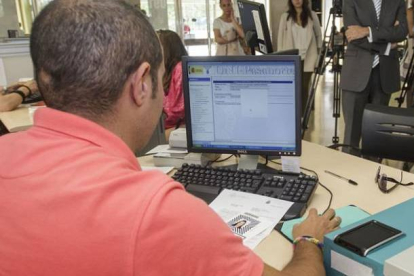 Una mujer realiza el trámite de renovar su DNI, ayer, en la Comisaría Nacional de Policía de la capital burgalesa.-SANTI OTERO