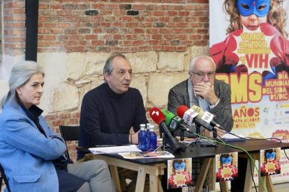 Miembros del Comité AntiSida de Burgos, durante la rueda de prensa del último Día Mundial de la Lucha contra el Sida.-RAÚL G. OCHOA