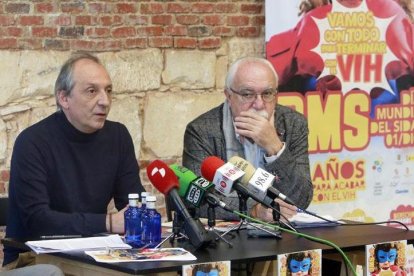 Miembros del Comité AntiSida de Burgos, durante la rueda de prensa del último Día Mundial de la Lucha contra el Sida.-RAÚL G. OCHOA
