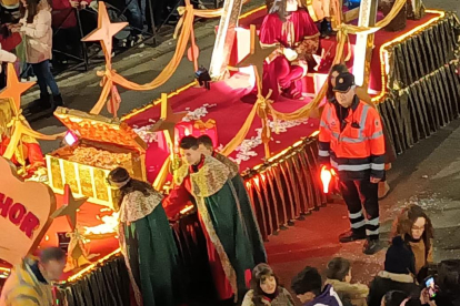 Con emoción y nervios, así fue recibida por cientos de personas en Aranda de Duero una cabalgata de Reyes llena de música, magia y regalos. L. V.