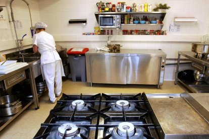 Una empleada de Cáritas trabajando en uno de los comedores sociales de la entidad.-SANTI OTERO