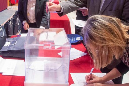 Imagen del recuento de votos en las elecciones a rector de la UBU. RAÚL G. OCHOA