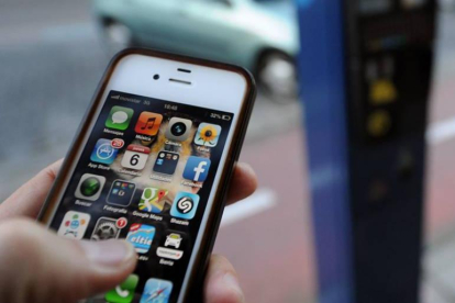 Los usuarios deben descargarse la apliación de pago de la zona azul en sus teléfonos móviles.-ISRAEL L. MURILLO