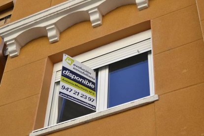 Vivienda de segunda mano con el cartel de venta.-María Martínez