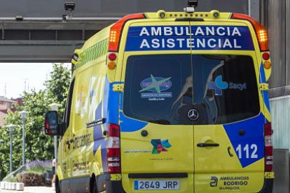 Una ambulancia traslada a un paciente a Urgencias del Hospital Universitario de Burgos (HUBU). TOMÁS ALONSO.