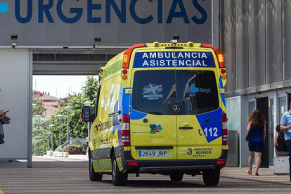 Una ambulancia traslada a un paciente a Urgencias del Hospital Universitario de Burgos (HUBU). TOMÁS ALONSO.