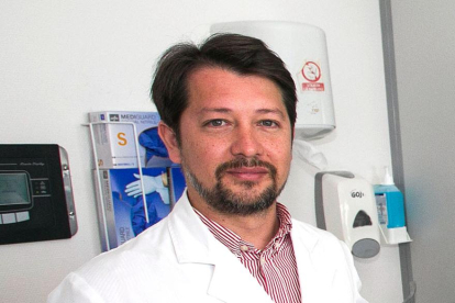El doctor Alejandro López, coordinador de la atención a la mordedura de víbora, y el doctor Francisco Callado, coordinador del grupo de intoxicación de Urgencias. TOMÁS ALONSO