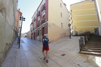 El tipo de pavimento de la calle Hospital de los Ciegos ha sido muy criticado por ser deslizanrte.-RAÚL OCHOA