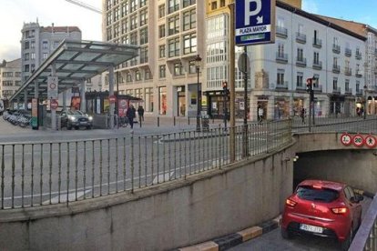 Entrada al aparcamiento municipal ubicado en la Plaza Mayor. ECB