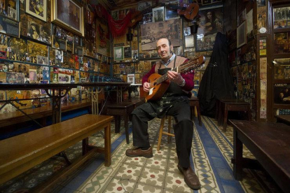 Amando Quintano con su inseparable guitarra en El Patillas. ISRAEL L. MURILLO