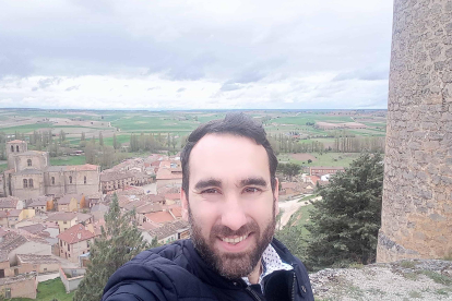 Héctor Ibáñez, gerente de la Asociación para el Desarrollo Rural Integral de la Ribera del Duero Burgalesa se hace un 'selfie' desde el castillo de Peñaranda.