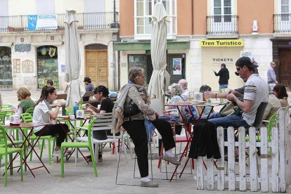Varias personas disfrutan de las terrazas en la Plaza del Rey San Fernando.-RAÚL G. OCHOA