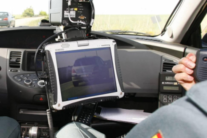 Vista interior de un vehículo de la Guardia Civil equipado con un sistema de control de velocidad.-ISRAEL L. MURILLO