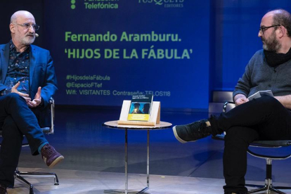 El cineasta Borja Cobeaga acompañó a Fernando Aramburu en la presentación de 'Hijos de la fábula' en Madrid.