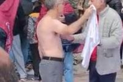 Nicanor Pastrana se quita el pantalón antes de desnudarse en la plaza Mayor de León.