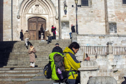 Varias personas hacen fotos de la Catedral de Burgos.
